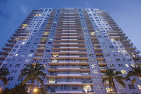 Yacht Club at Brickell Apartments, photo 5 of 12