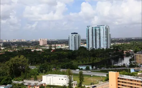 Oak Plaza, photo 5 of 7