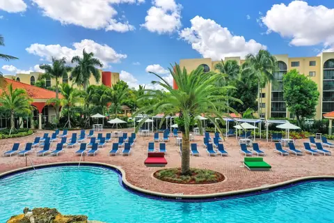Fontainebleau Milton Apartments