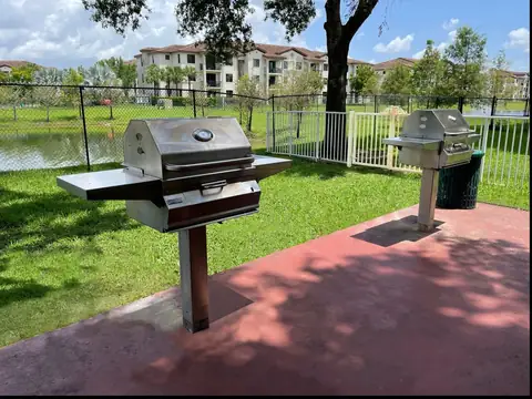 Fontainebleau Milton Apartments, photo 2 of 12